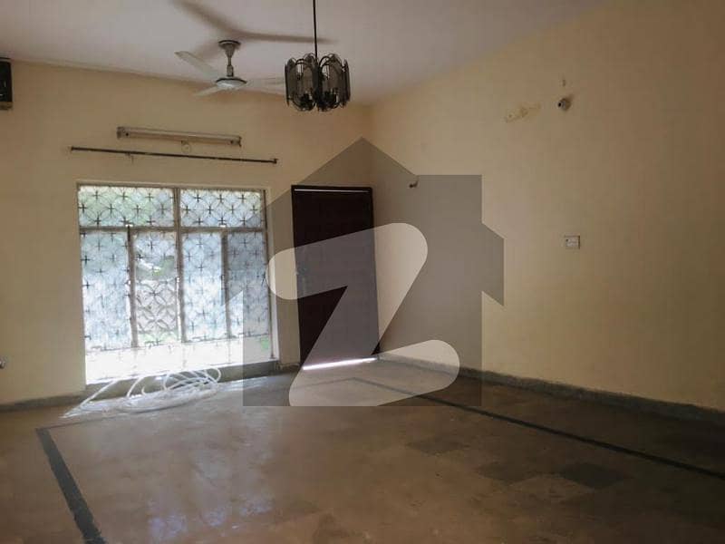 علامہ اقبال ٹاؤن لاہور میں 5 کمروں کا 18 مرلہ مکان 1 لاکھ میں کرایہ پر دستیاب ہے۔