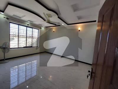 یونیورسٹی ٹاؤن ۔ بلاک ڈی یونیورسٹی ٹاؤن اسلام آباد میں 6 کمروں کا 10 مرلہ مکان 2 کروڑ میں برائے فروخت۔