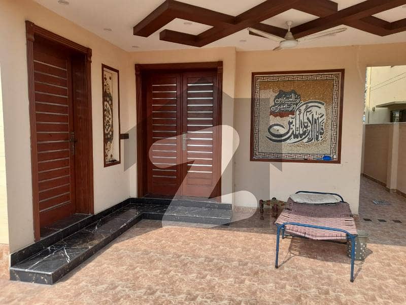 10 Marla House facing park Situated In Central Park - Block A For rent