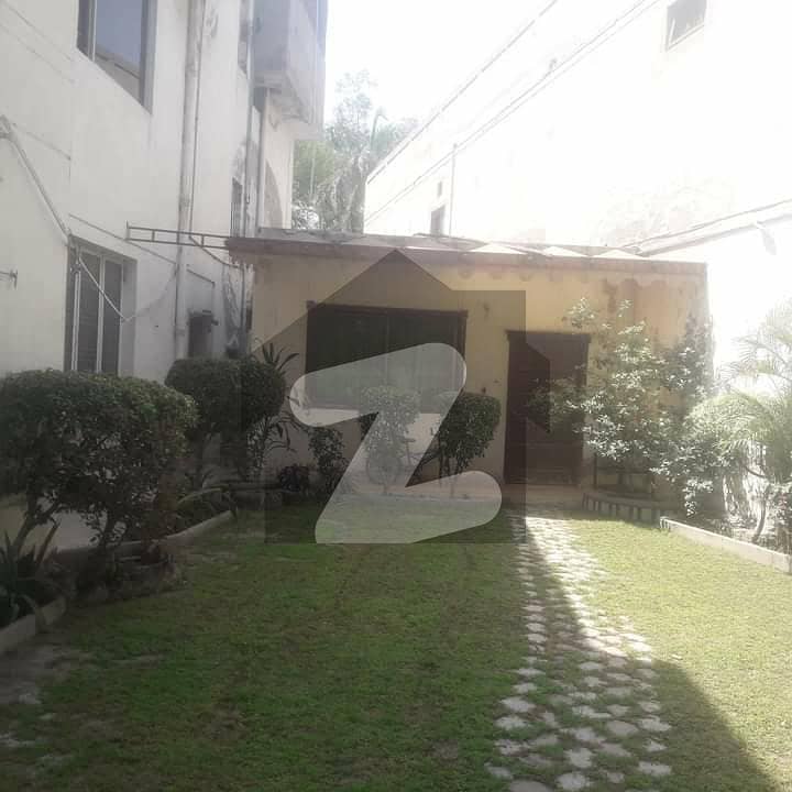 علامہ اقبال ٹاؤن ۔ کالج بلاک علامہ اقبال ٹاؤن لاہور میں 3 کمروں کا 1 کنال بالائی پورشن 70 ہزار میں کرایہ پر دستیاب ہے۔