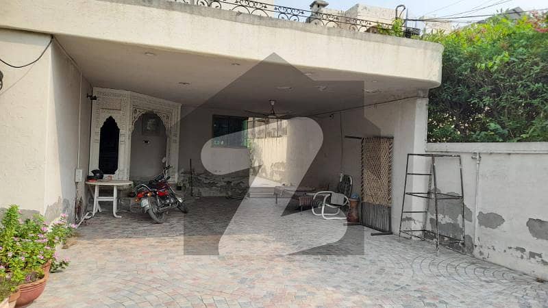 ڈی ایچ اے فیز 1 - بلاک ای فیز 1 ڈیفنس (ڈی ایچ اے) لاہور میں 5 کمروں کا 1 کنال مکان 5.9 کروڑ میں برائے فروخت۔