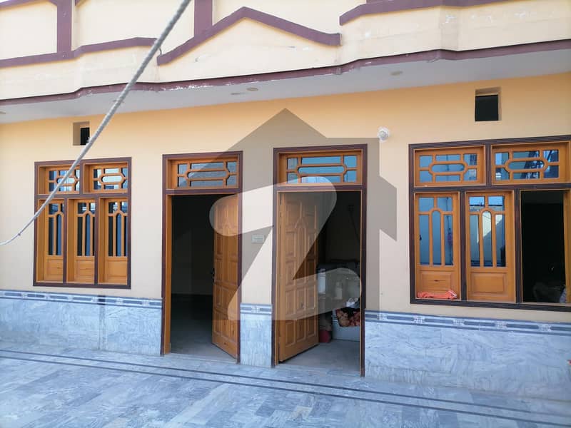 عمر گل روڈ پشاور میں 5 کمروں کا 4 مرلہ مکان 1.1 کروڑ میں برائے فروخت۔