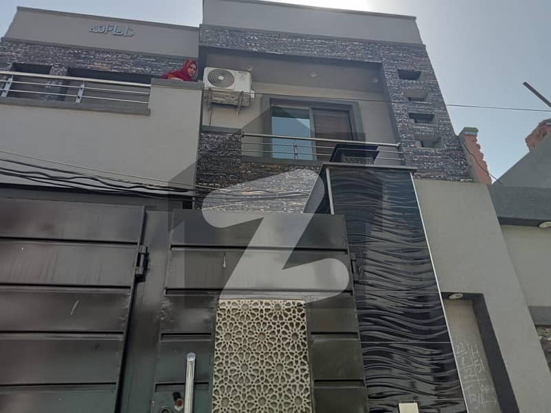 فیصل کالونی اوکاڑہ میں 6 کمروں کا 8 مرلہ مکان 1.6 کروڑ میں برائے فروخت۔