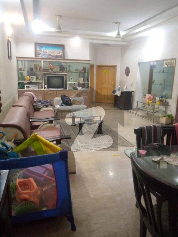 علامہ اقبال ٹاؤن لاہور میں 5 کمروں کا 10 مرلہ مکان 3.4 کروڑ میں برائے فروخت۔