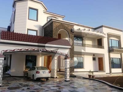 New House With Huge Lawn And Parking Suitable Multinational Companies And Family Near Park Road