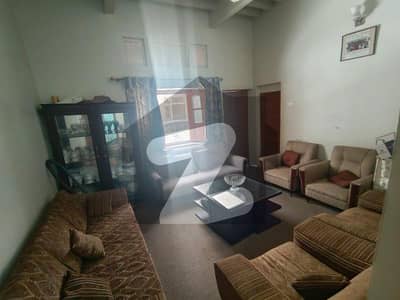 سنہری مسجد روڈ پشاور میں 4 کمروں کا 6 مرلہ مکان 2.8 کروڑ میں برائے فروخت۔