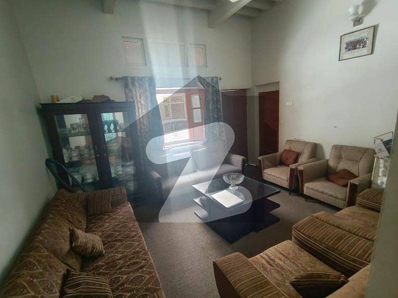 سنہری مسجد روڈ پشاور میں 4 کمروں کا 6 مرلہ مکان 2.8 کروڑ میں برائے فروخت۔