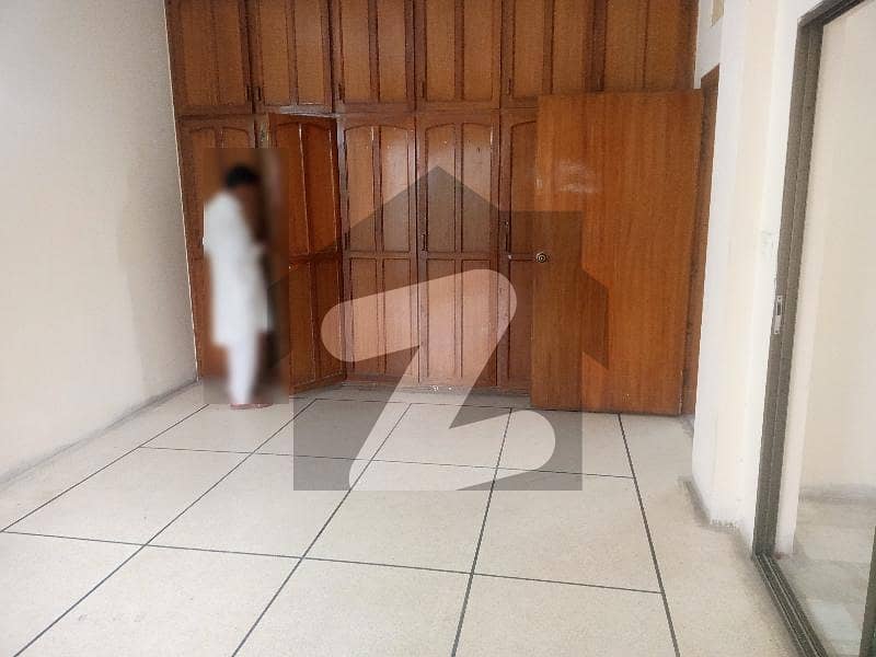 ایف ۔ 8 مرکز ایف ۔ 8 اسلام آباد میں 3 کمروں کا 6 مرلہ فلیٹ 1 لاکھ میں کرایہ پر دستیاب ہے۔