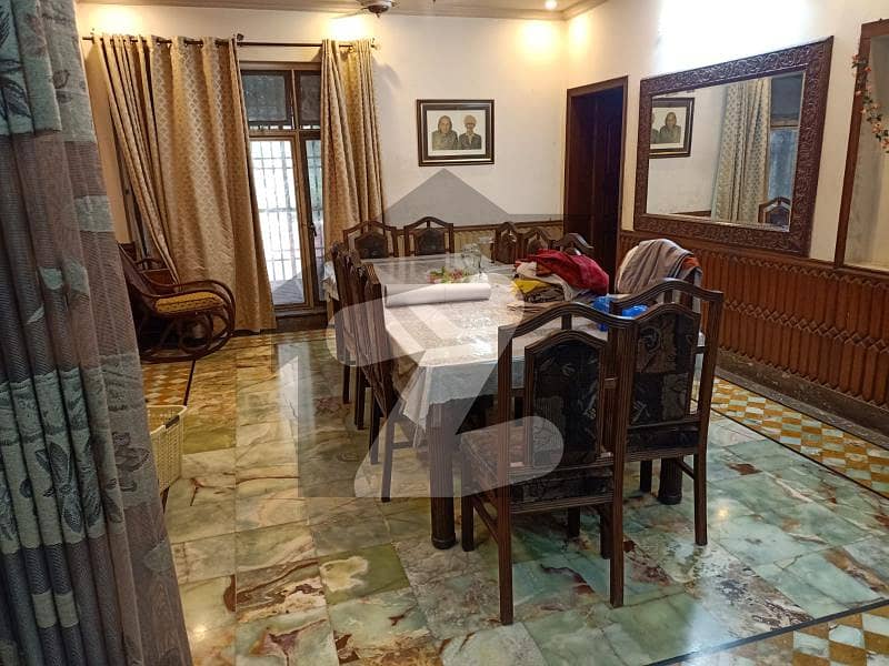 کالج روڈ لاہور میں 10 کمروں کا 2 کنال مکان 9.5 کروڑ میں برائے فروخت۔