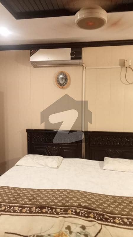 ڈی ایچ اے فیز 4 - بلاک ڈیڈی فیز 4 ڈیفنس (ڈی ایچ اے) لاہور میں 1 کمرے کا 1 کنال کمرہ 35 ہزار میں کرایہ پر دستیاب ہے۔