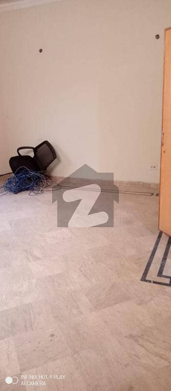 مشتاق احمد گورمانی روڈ گلبرگ لاہور میں 4 کمروں کا 9 مرلہ مکان 1.1 لاکھ میں کرایہ پر دستیاب ہے۔