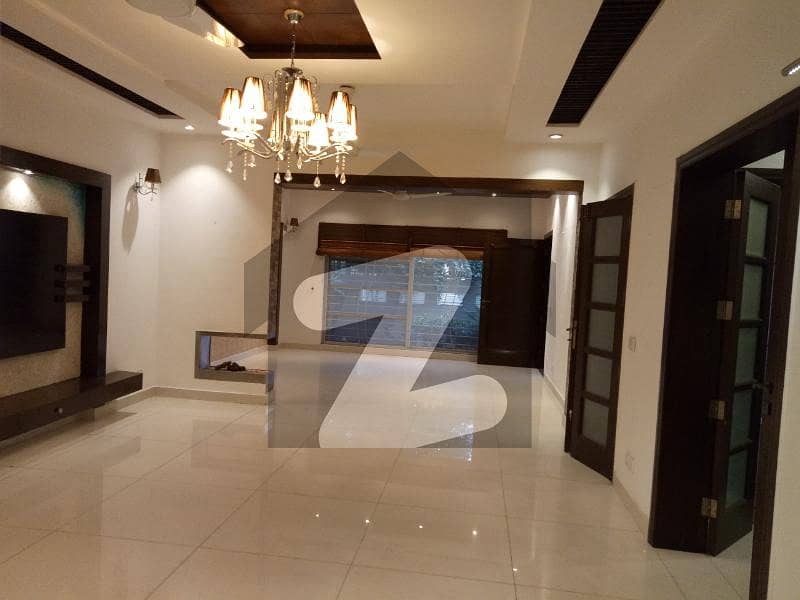 One Kanal Upper Portion Hosue In Dha Phase 4 Available For Rent .