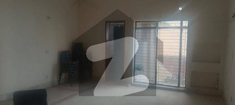 گارڈن ٹاؤن - احمد بلاک گارڈن ٹاؤن لاہور میں 5 کمروں کا 1.1 کنال مکان 4.65 کروڑ میں برائے فروخت۔