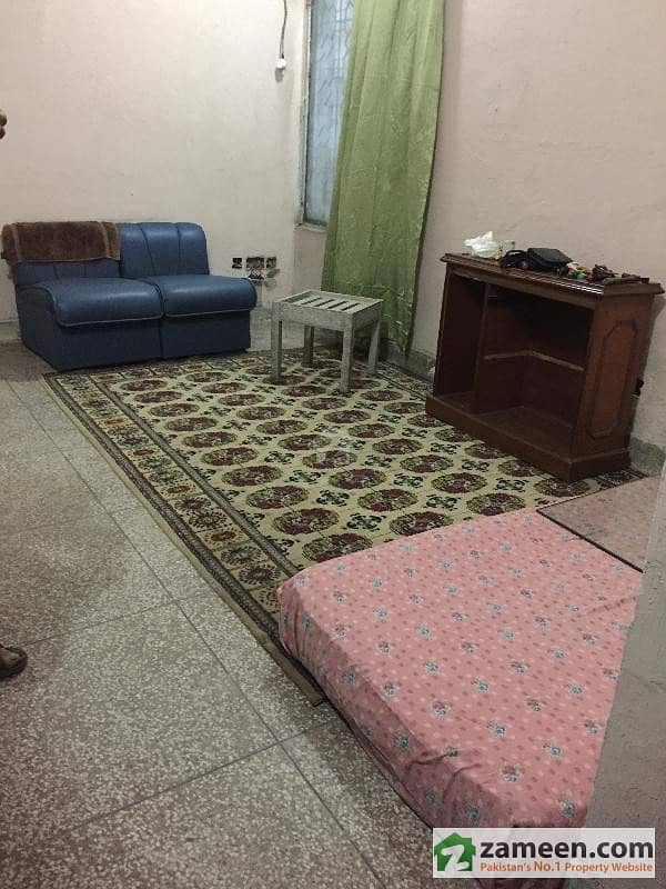 Room Near Canal Road In Muslim Town