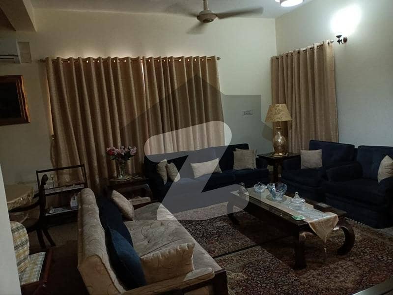 سرفراز رفیقی روڈ کینٹ لاہور میں 4 کمروں کا 2 کنال مکان 15 کروڑ میں برائے فروخت۔