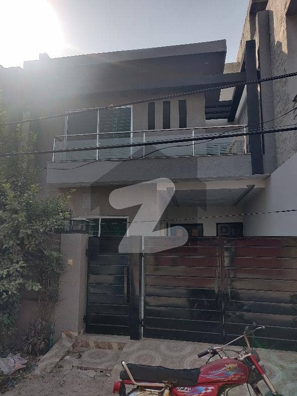 علی پارک کینٹ لاہور میں 3 کمروں کا 6 مرلہ مکان 1.7 کروڑ میں برائے فروخت۔