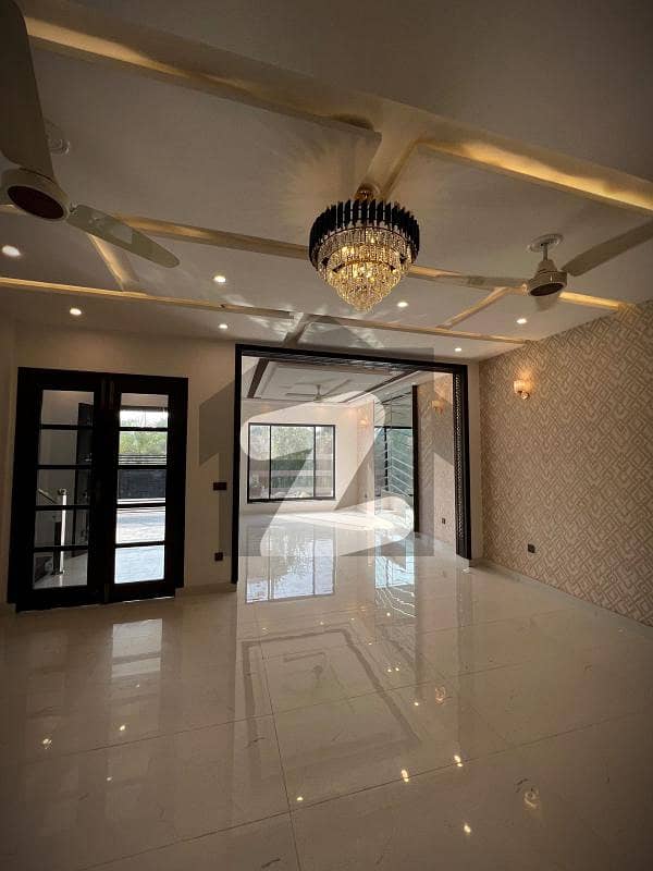 کینال ویلی مین کینال بینک روڈ لاہور میں 6 کمروں کا 10 مرلہ مکان 3.35 کروڑ میں برائے فروخت۔