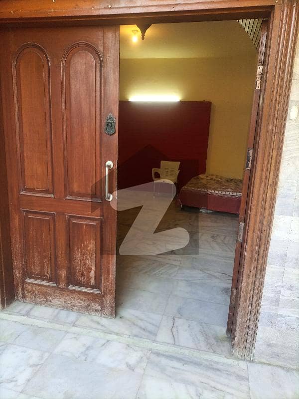 کلفٹن ۔ بلاک 5 کلفٹن کراچی میں 2 کمروں کا 16 مرلہ زیریں پورشن 1.5 لاکھ میں کرایہ پر دستیاب ہے۔