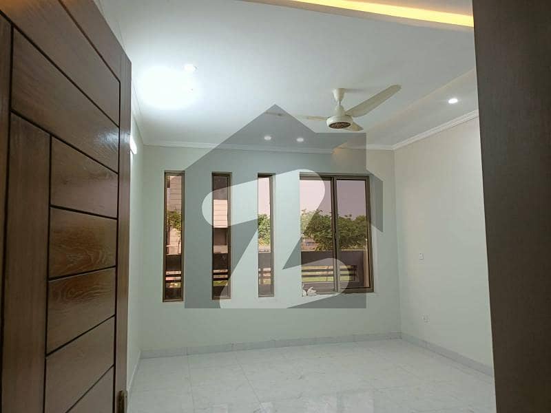 رحمان انکلیو لہتاراڑ روڈ اسلام آباد میں 8 کمروں کا 8 مرلہ مکان 3.75 کروڑ میں برائے فروخت۔
