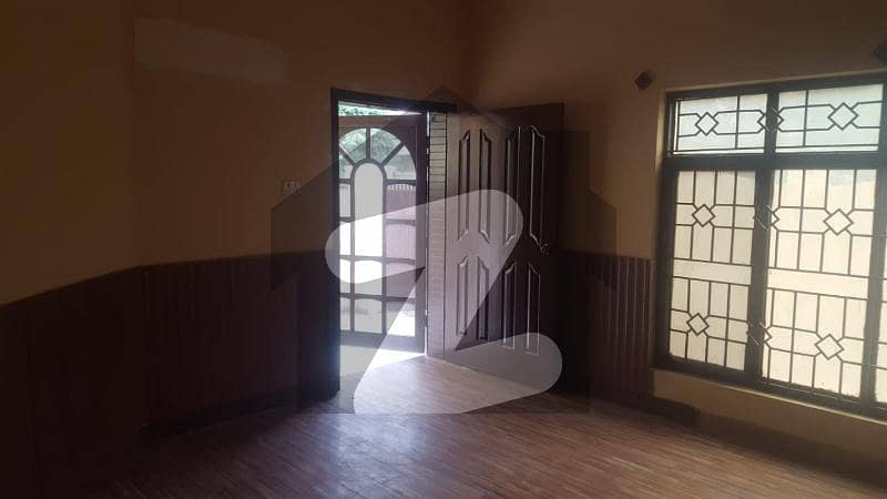 شاہ خالد کالونی راولپنڈی میں 4 کمروں کا 8 مرلہ مکان 1.4 کروڑ میں برائے فروخت۔