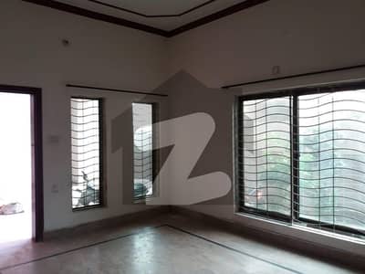 غازی آفیسرز کالونی سیالکوٹ میں 6 کمروں کا 1.1 کنال مکان 9.25 کروڑ میں برائے فروخت۔