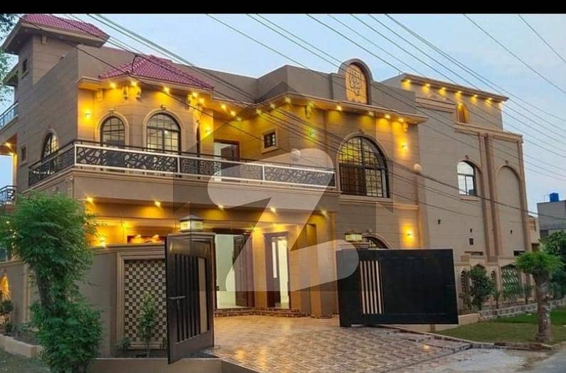 11 MARLA MOST BEAUTIFULL HOUSE IA UP FOR SALE Nea to Masjid, park, and Commercial. Easy Approach Hot Location
