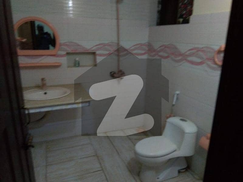 ٹیک ٹاؤن (ٹی این ٹی کالونی) ستیانہ روڈ فیصل آباد میں 4 کمروں کا 7 مرلہ مکان 1.75 کروڑ میں برائے فروخت۔