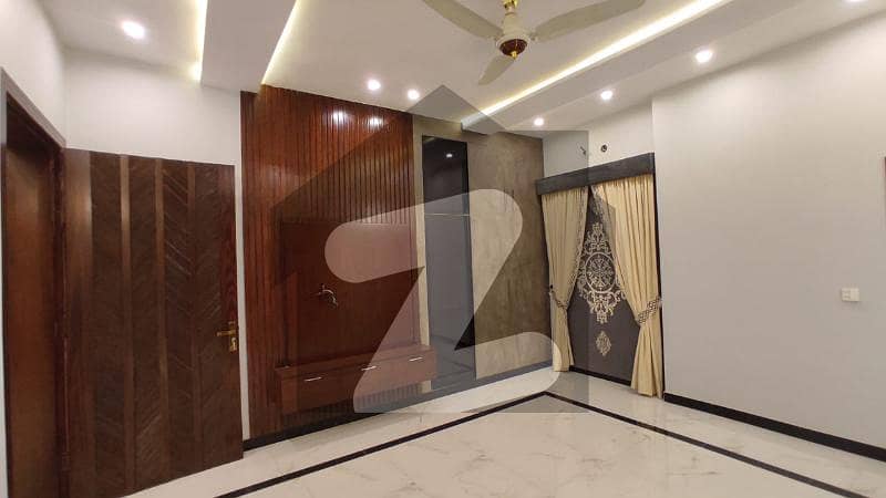 بحریہ ٹاؤن ۔ سیکٹر ایف بحریہ ٹاؤن لاہور میں 4 کمروں کا 11 مرلہ مکان 3.8 کروڑ میں برائے فروخت۔