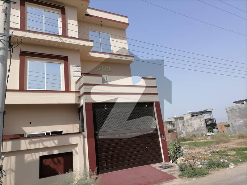 پنجاب گورنمنٹ سرونٹ ہاؤسنگ فاؤنڈیشن فیصل آباد میں 3 کمروں کا 7 مرلہ مکان 1.6 کروڑ میں برائے فروخت۔