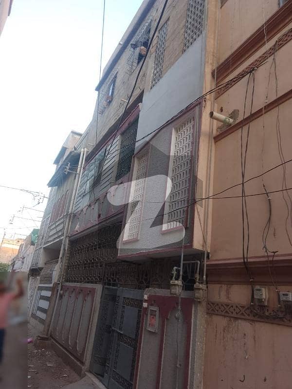 نارتھ کراچی - سیکٹر 3 نارتھ کراچی کراچی میں 6 کمروں کا 3 مرلہ مکان 90 لاکھ میں برائے فروخت۔