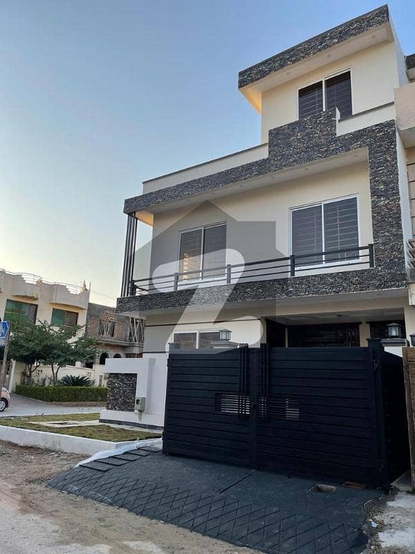 Brand New House 25x40 Proper Corner Sun Face 40 Feet Wide Direct Access To Main Double Road Prime Location Available For Sale In G-13