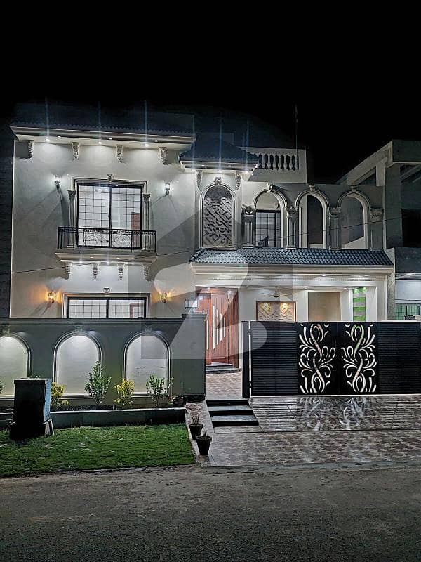 خیابانِ امین لاہور میں 5 کمروں کا 10 مرلہ مکان 2.9 کروڑ میں برائے فروخت۔