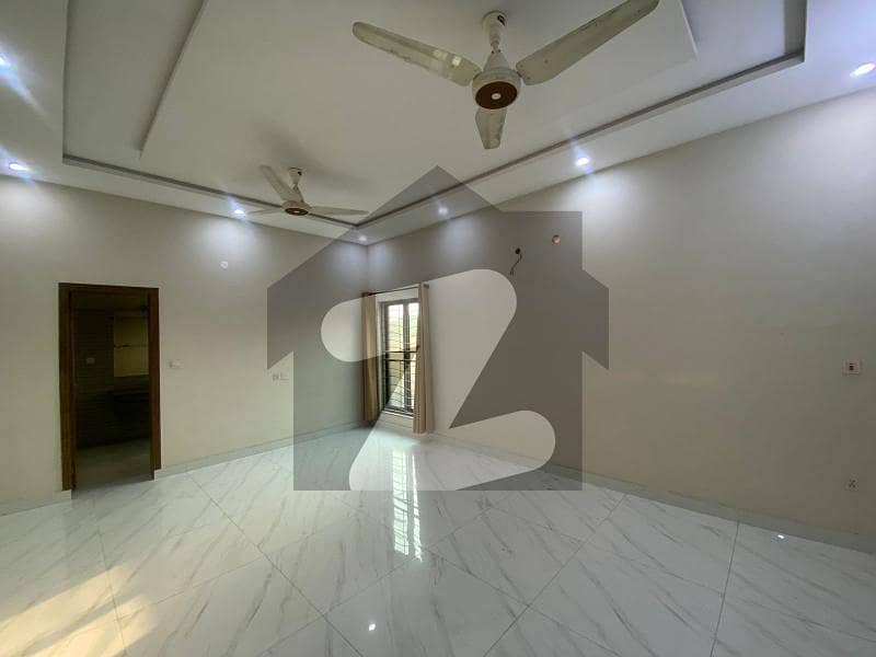 گرین ایکڑز ہاؤسنگ سوسائٹی لاہور میں 9 کمروں کا 4 کنال فارم ہاؤس 8.5 کروڑ میں برائے فروخت۔