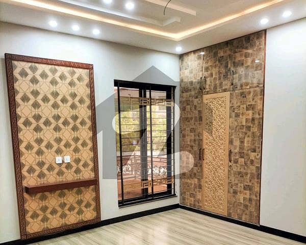علامہ اقبال ٹاؤن لاہور میں 7 کمروں کا 10 مرلہ مکان 4.5 کروڑ میں برائے فروخت۔