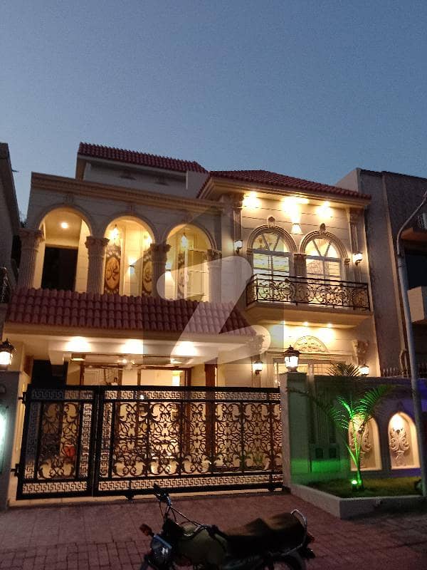 بحریہ ٹاؤن فیز 7 بحریہ ٹاؤن راولپنڈی راولپنڈی میں 5 کمروں کا 12 مرلہ مکان 5 کروڑ میں برائے فروخت۔