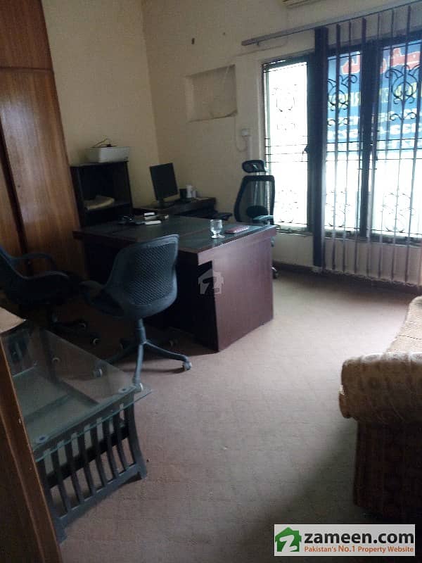 4 Marla Unfurnished 2nd Floor Flat 2 Beds Tv Lounge Kitchen Mixed Flooring Rent 27000
