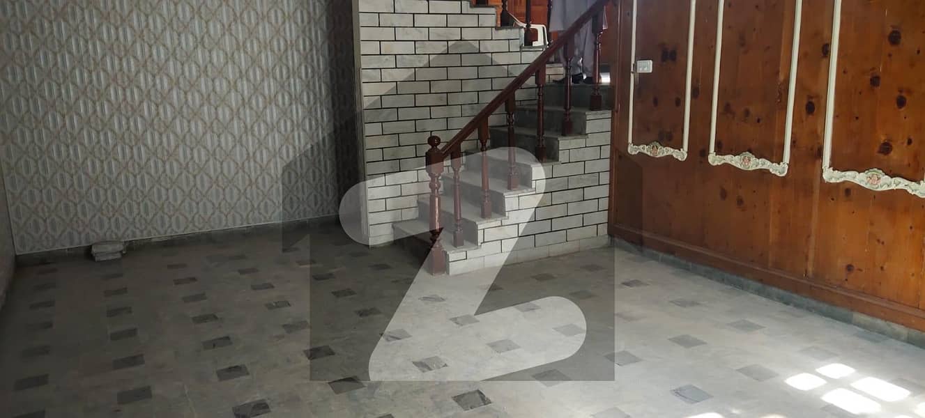 ایڈن ویلی فیصل آباد میں 5 کمروں کا 10 مرلہ مکان 1 لاکھ میں کرایہ پر دستیاب ہے۔