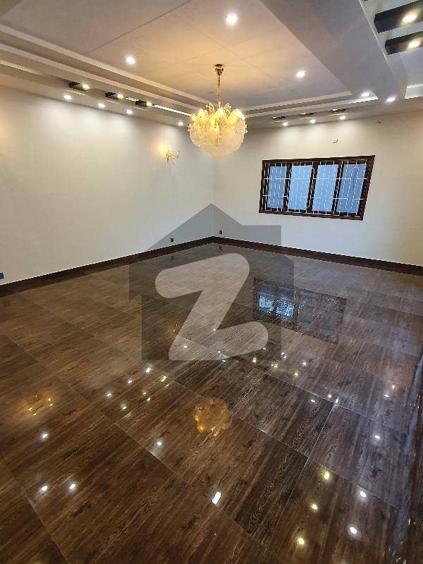 ڈی ایچ اے فیز 2 ایکسٹینشن ڈی ایچ اے ڈیفینس,کراچی میں 6 کمروں کا 2 کنال مکان 4.7 لاکھ میں کرایہ پر دستیاب ہے۔