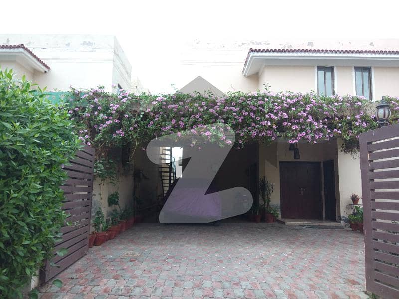 پرل سٹی ملتان میں 4 کمروں کا 13 مرلہ مکان 2.35 کروڑ میں برائے فروخت۔