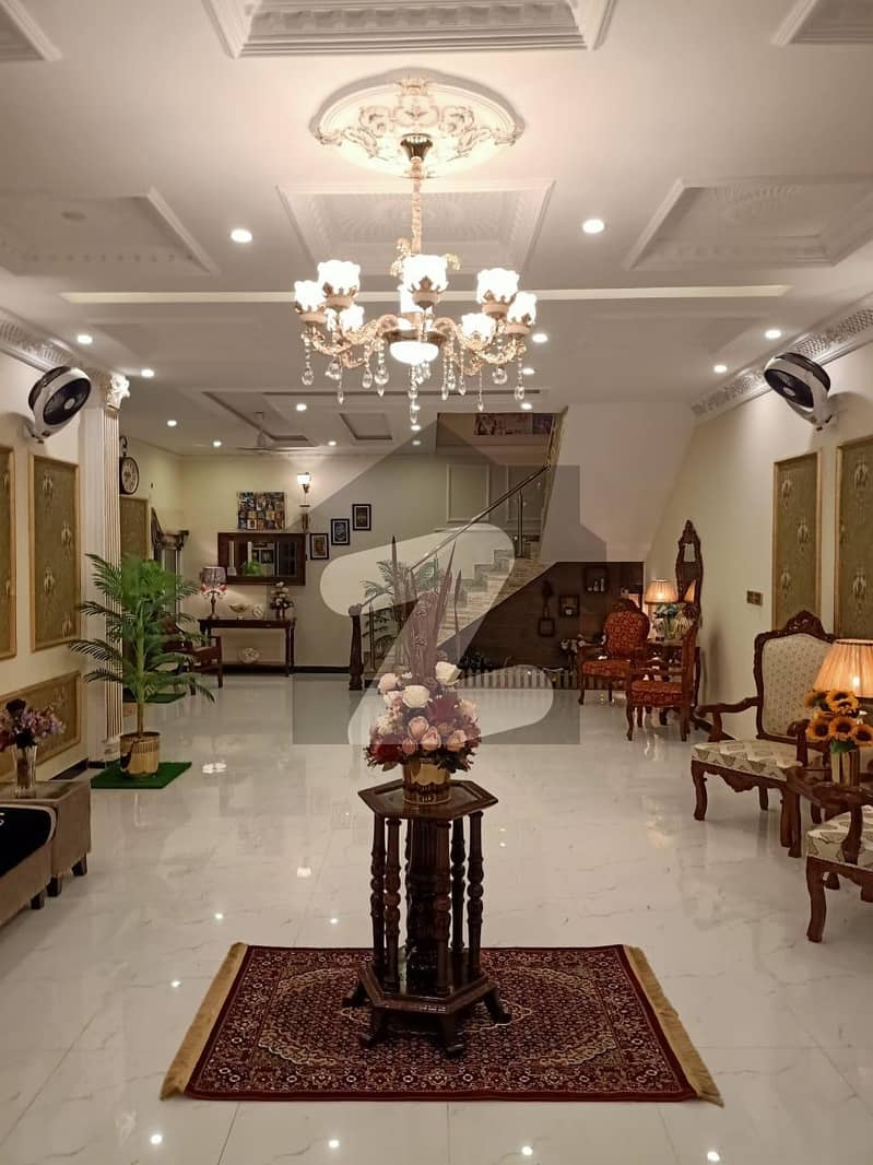 فیروزپور روڈ لاہور میں 11 مرلہ عمارت 12 کروڑ میں برائے فروخت۔
