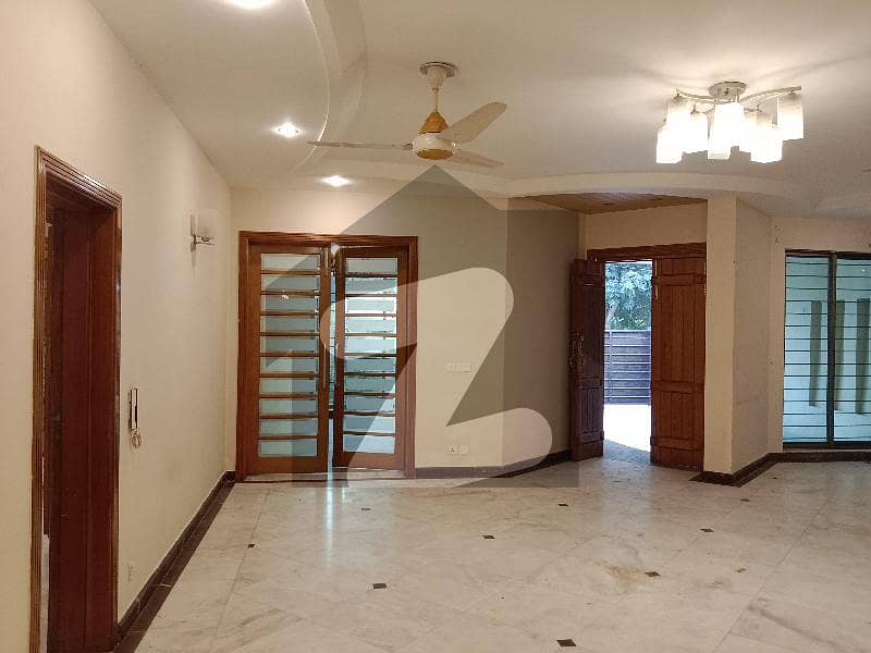 ابدالینزکوآپریٹو ہاؤسنگ سوسائٹی لاہور میں 3 کمروں کا 1 کنال زیریں پورشن 1.2 لاکھ میں کرایہ پر دستیاب ہے۔