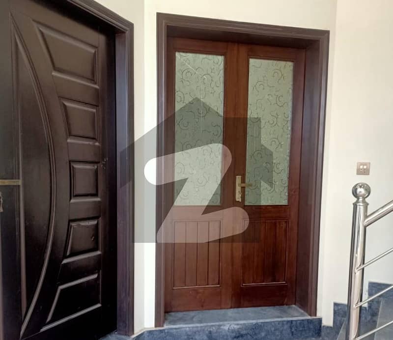 ایڈن گارڈنز فیصل آباد میں 6 کمروں کا 12 مرلہ مکان 3.5 کروڑ میں برائے فروخت۔