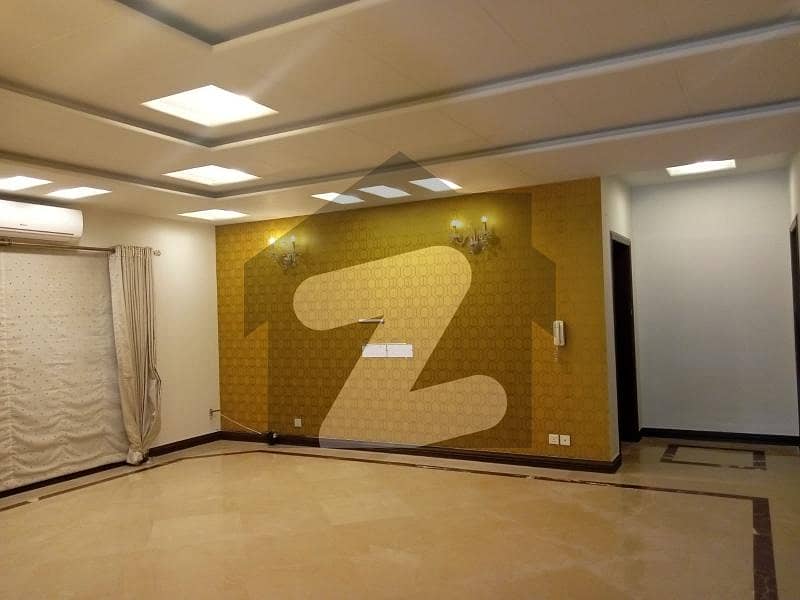 ڈی ایچ اے فیز 8 - بلاک این ڈی ایچ اے فیز 8 ڈیفنس (ڈی ایچ اے) لاہور میں 4 کمروں کا 10 مرلہ مکان 1 لاکھ میں کرایہ پر دستیاب ہے۔