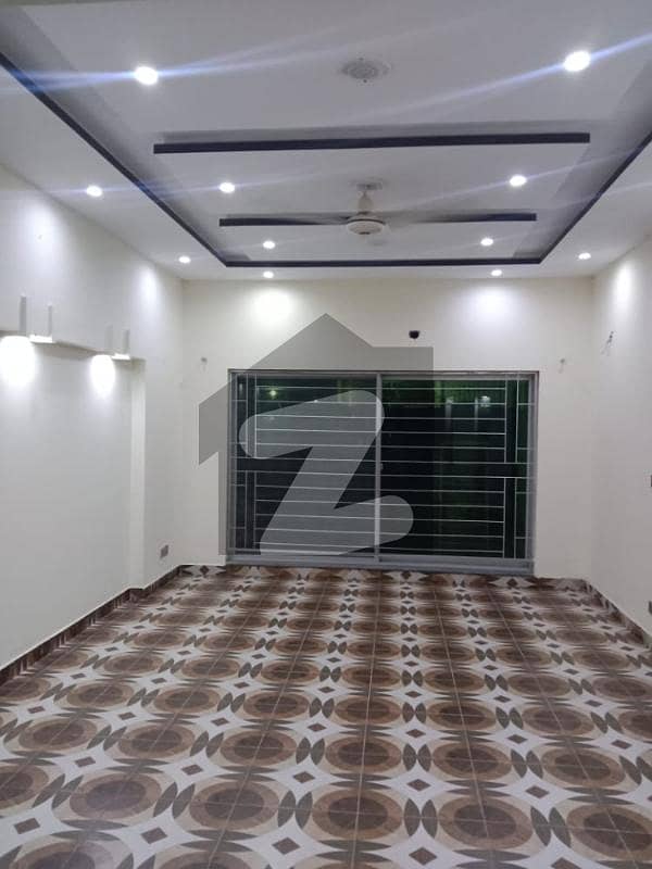 وینس ہاؤسنگ سکیم لاہور میں 5 کمروں کا 10 مرلہ مکان 95 ہزار میں کرایہ پر دستیاب ہے۔