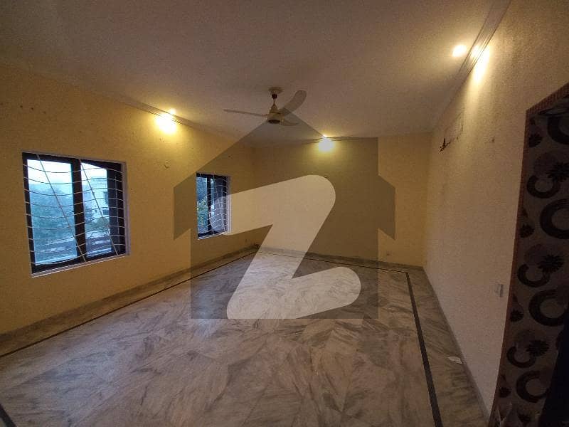 ڈی ایچ اے فیز 5 - بلاک اے فیز 5 ڈیفنس (ڈی ایچ اے) لاہور میں 3 کمروں کا 1 کنال بالائی پورشن 95 ہزار میں کرایہ پر دستیاب ہے۔