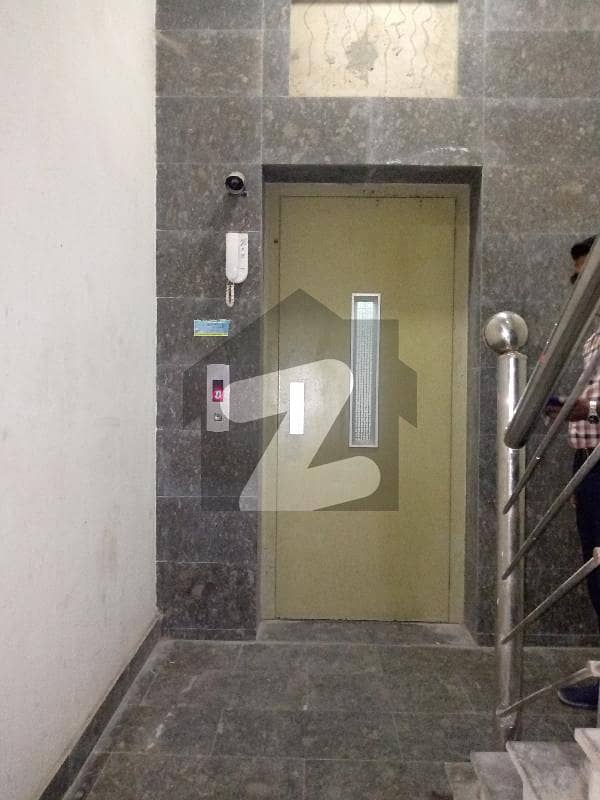 ڈی ایچ اے فیز 5 ڈی ایچ اے کراچی میں 1 کمرے کا 2 مرلہ دفتر 28 ہزار میں کرایہ پر دستیاب ہے۔