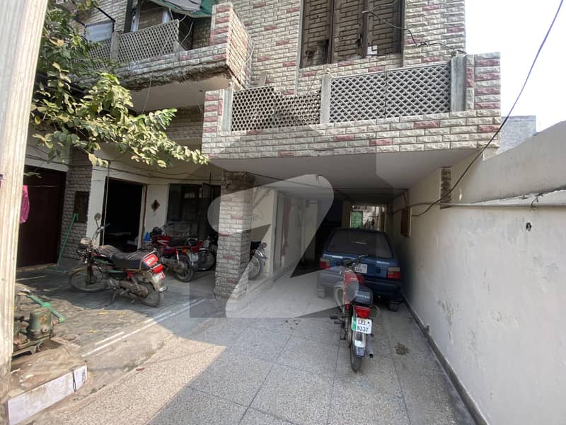 ٹاؤن شپ سیکٹر سی 1 ۔ بلاک 3 ٹاؤن شپ ۔ سیکٹر سی 1 ٹاؤن شپ لاہور میں 4 کمروں کا 10 مرلہ مکان 3 کروڑ میں برائے فروخت۔