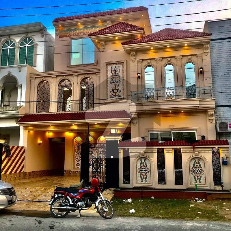 طارق گارڈنز لاہور میں 7 کمروں کا 10 مرلہ مکان 4.25 کروڑ میں برائے فروخت۔