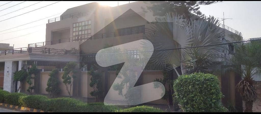 پی جی ای سی ایچ ایس فیز 1 پنجاب گورنمنٹ ایمپلائیز سوسائٹی لاہور میں 2 کنال مکان 9 کروڑ میں برائے فروخت۔