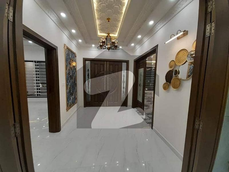 کینال روڈ فیصل آباد میں 5 کمروں کا 18 مرلہ مکان 9 کروڑ میں برائے فروخت۔